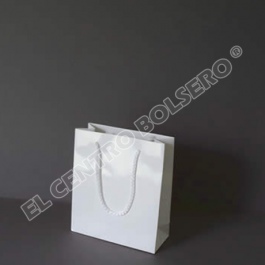 bolsas de papel blanco laminado con asas de macrame mediana