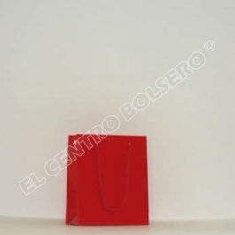 bolsas de papel rojo laminado con asas de macrame mediana